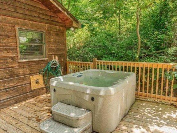 Treehouse Between Gatlinburg And Pigeon Forge. Pet Friendly! Exterior foto