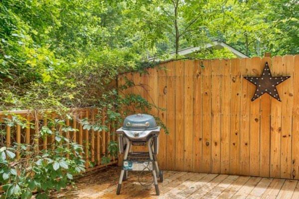 Treehouse Between Gatlinburg And Pigeon Forge. Pet Friendly! Exterior foto