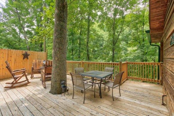 Treehouse Between Gatlinburg And Pigeon Forge. Pet Friendly! Exterior foto